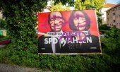 A graffiti-smeared poster showing SPD candidate Katarina Barley together with Chancellor Olaf Scholz. (© picture alliance/dpa/Michael Kappeler)
